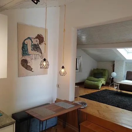 Near Waterfront شقة *